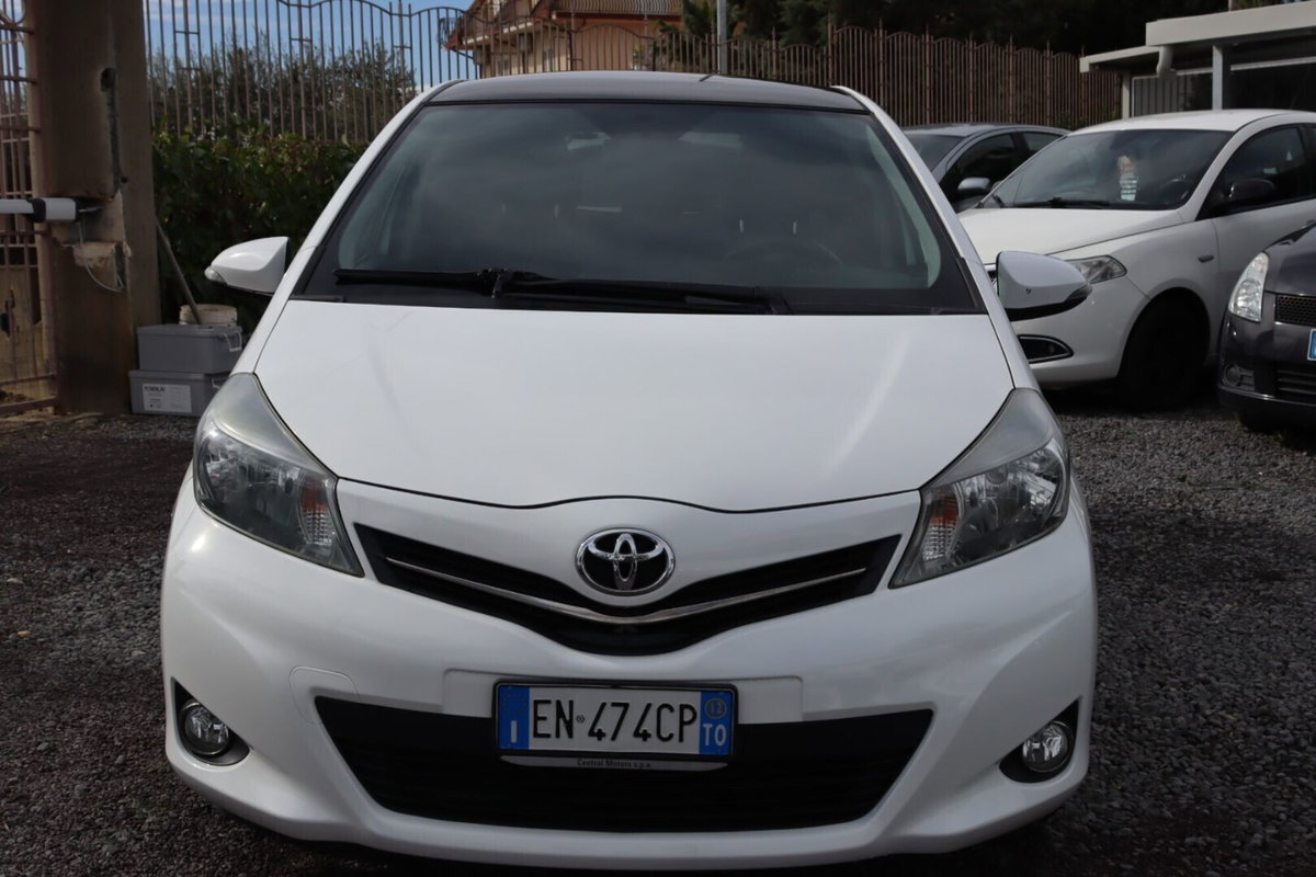 Toyota Yaris 1.D-4D 5 porte Style M-MT (3)