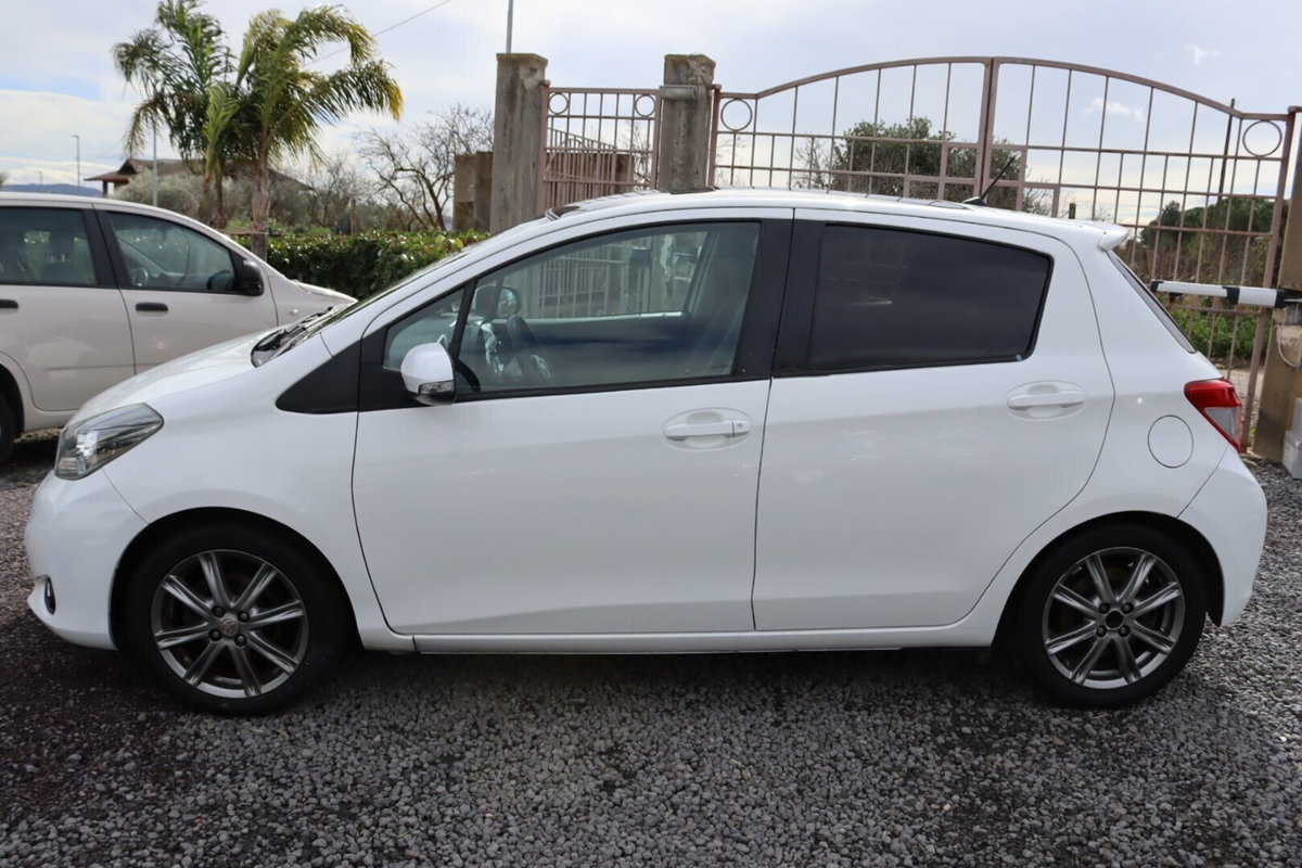 Toyota Yaris 1.D-4D 5 porte Style M-MT (4)