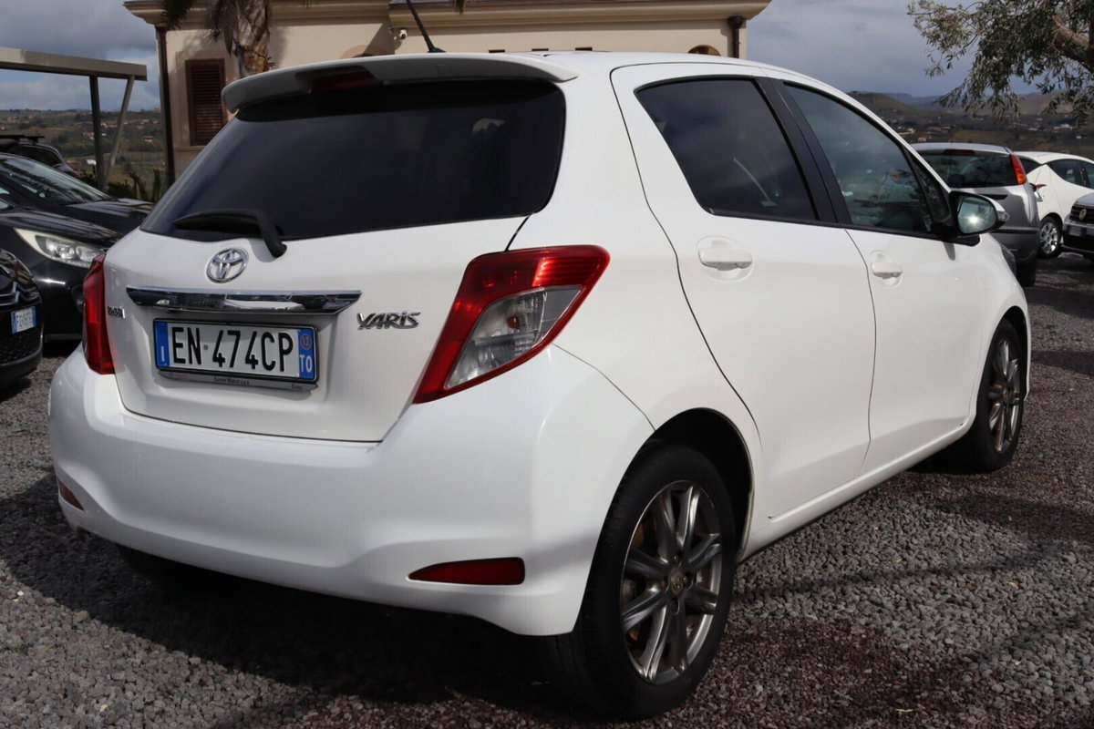 Toyota Yaris 1.D-4D 5 porte Style M-MT (7)