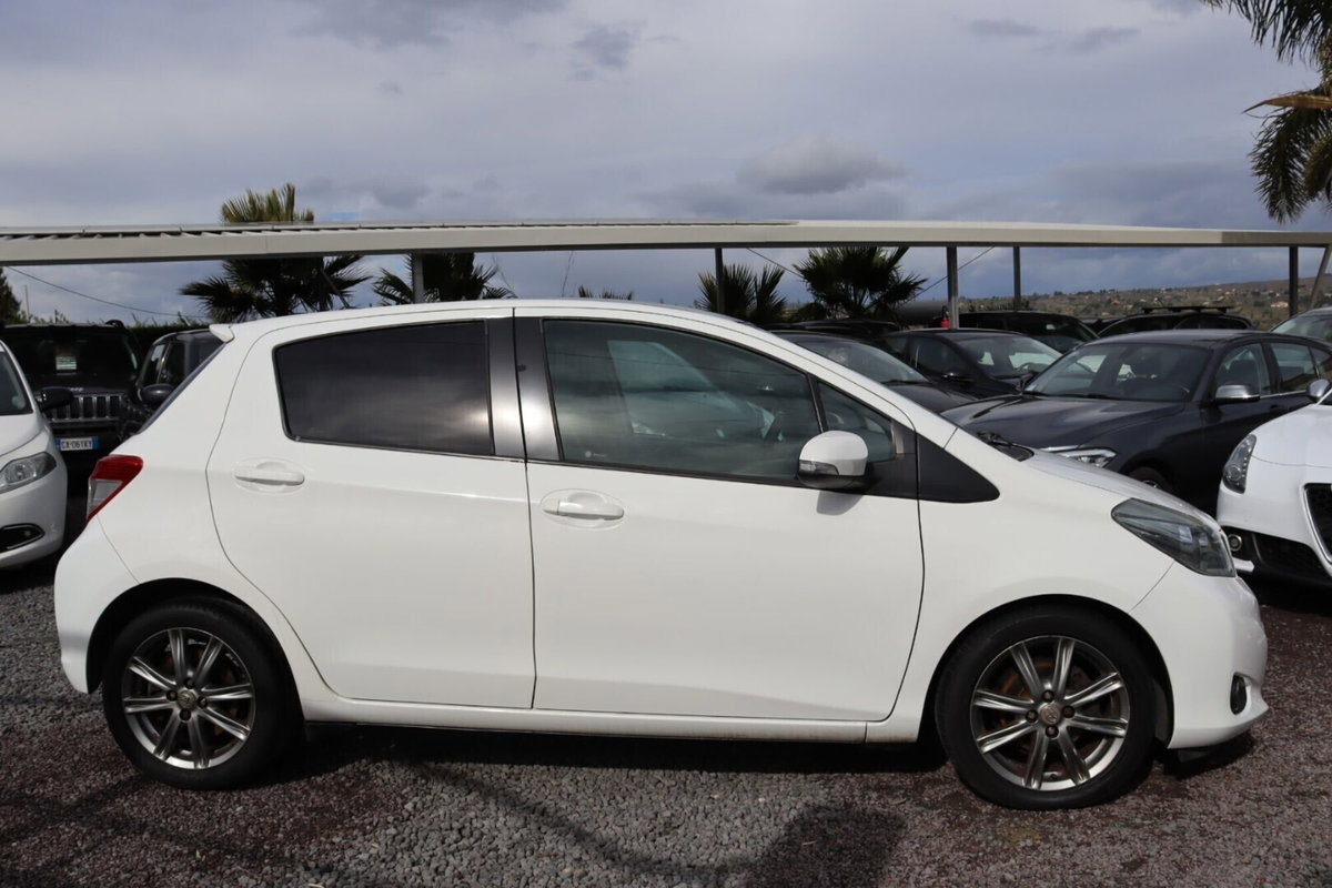Toyota Yaris 1.D-4D 5 porte Style M-MT (8)