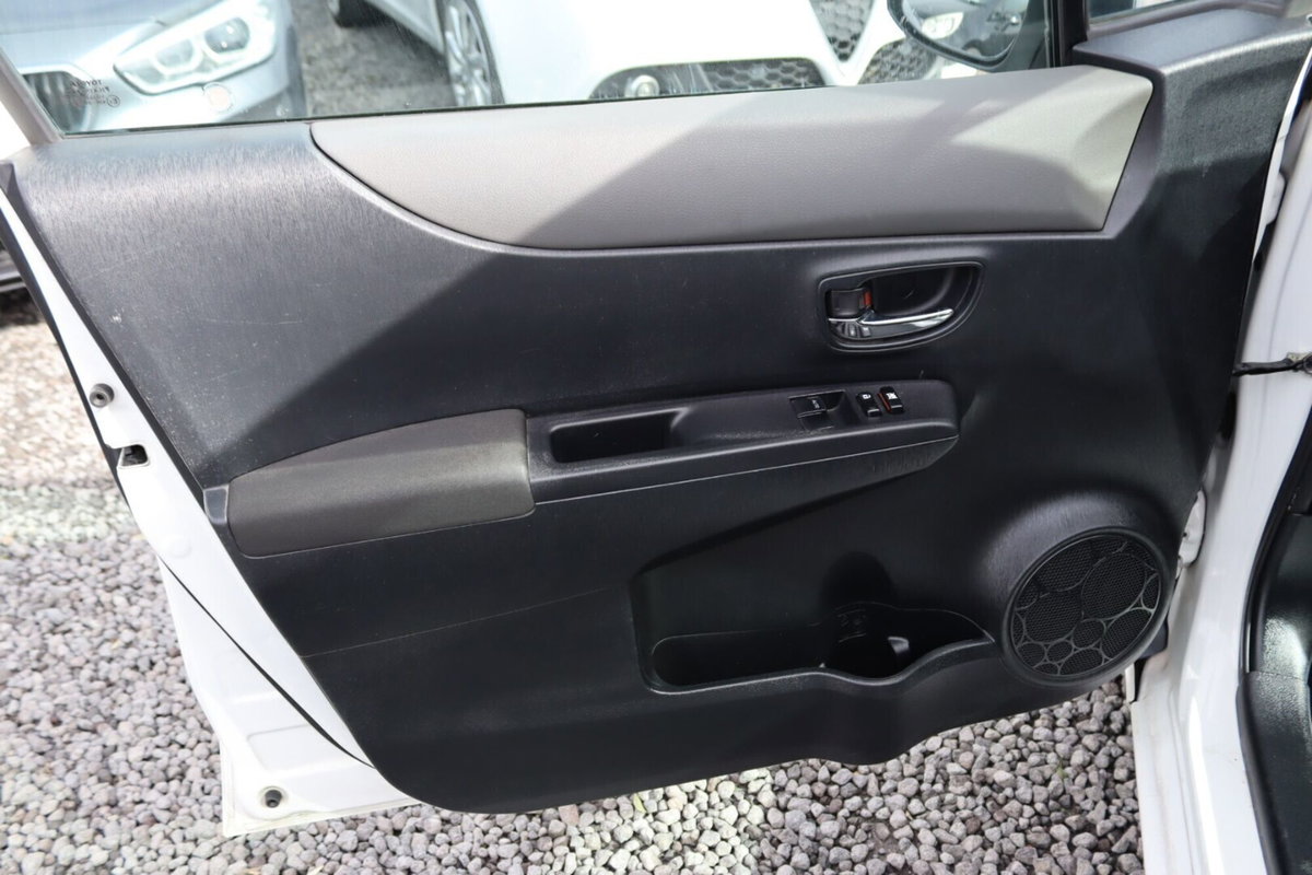 Toyota Yaris 1.D-4D 5 porte Style M-MT (9)