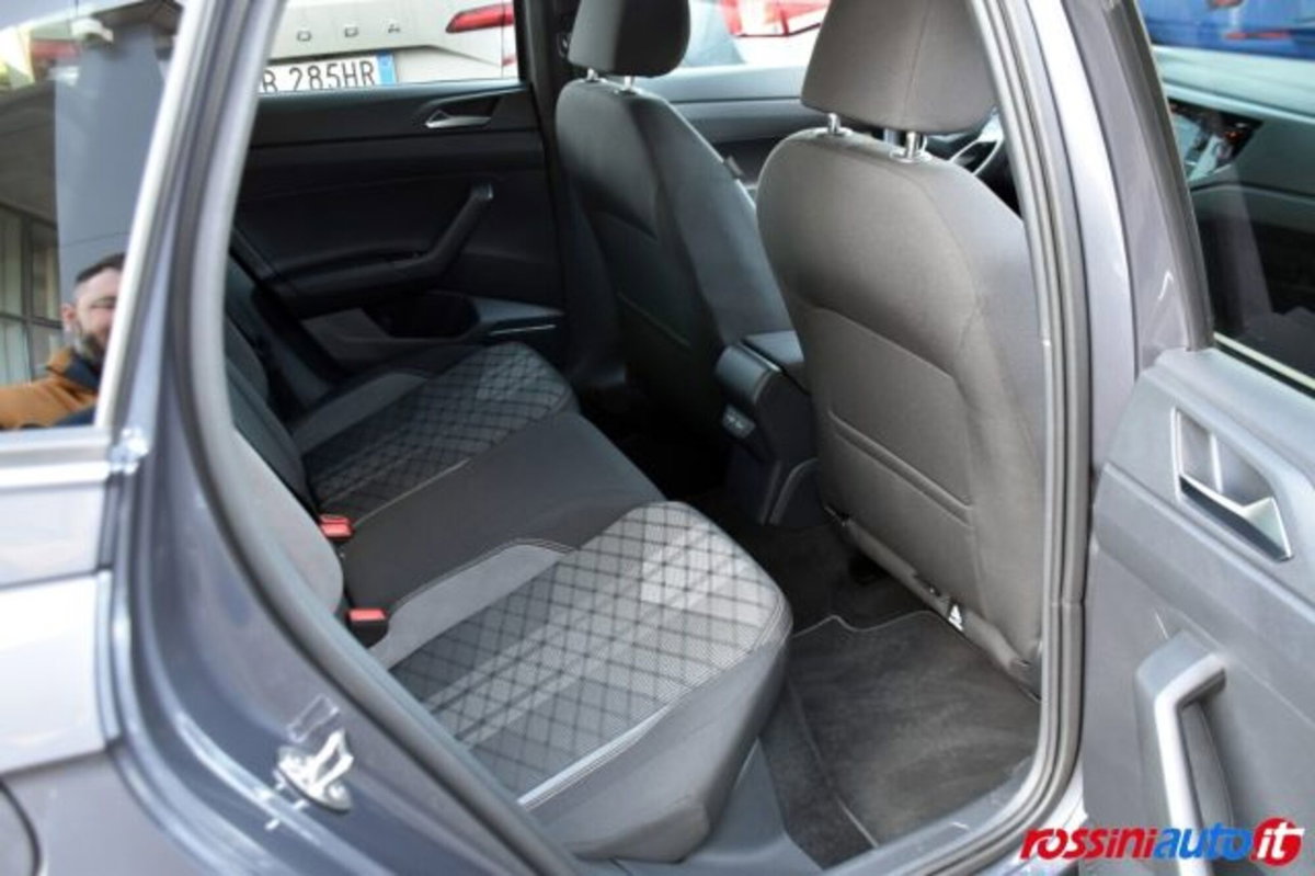 Volkswagen Taigo 1.0 tsi R-Line 115cv (13)