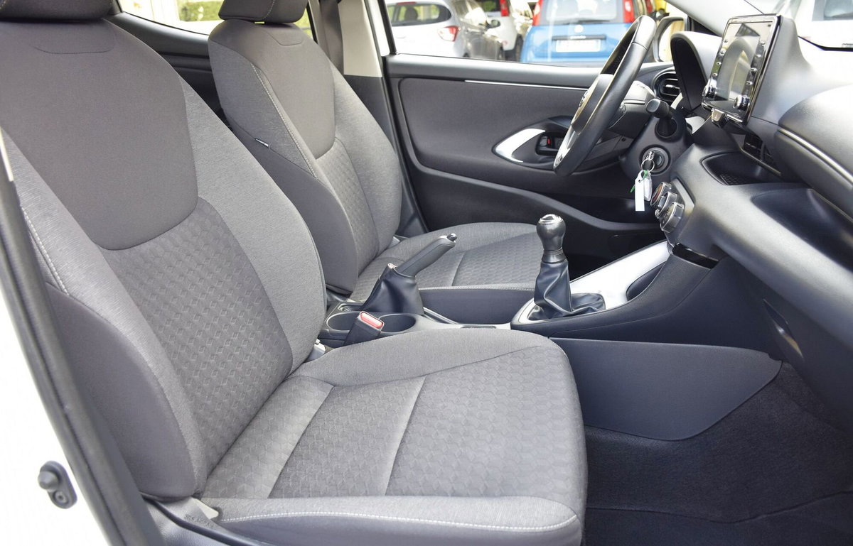 Toyota Yaris 1.0 5 porte Active (12)