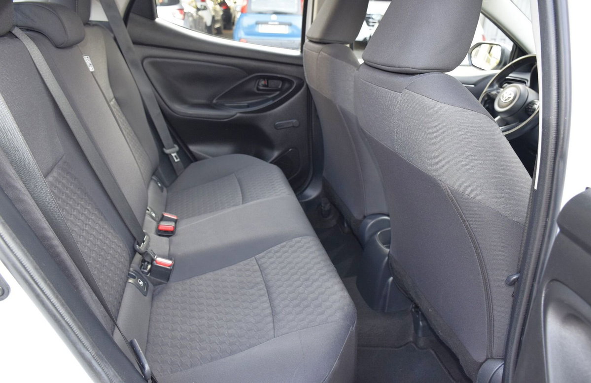 Toyota Yaris 1.0 5 porte Active (13)