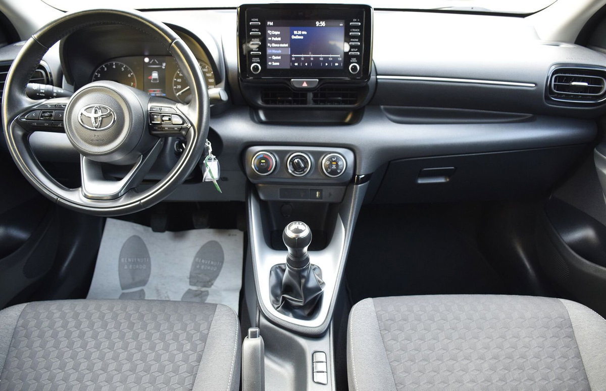 Toyota Yaris 1.0 5 porte Active (15)