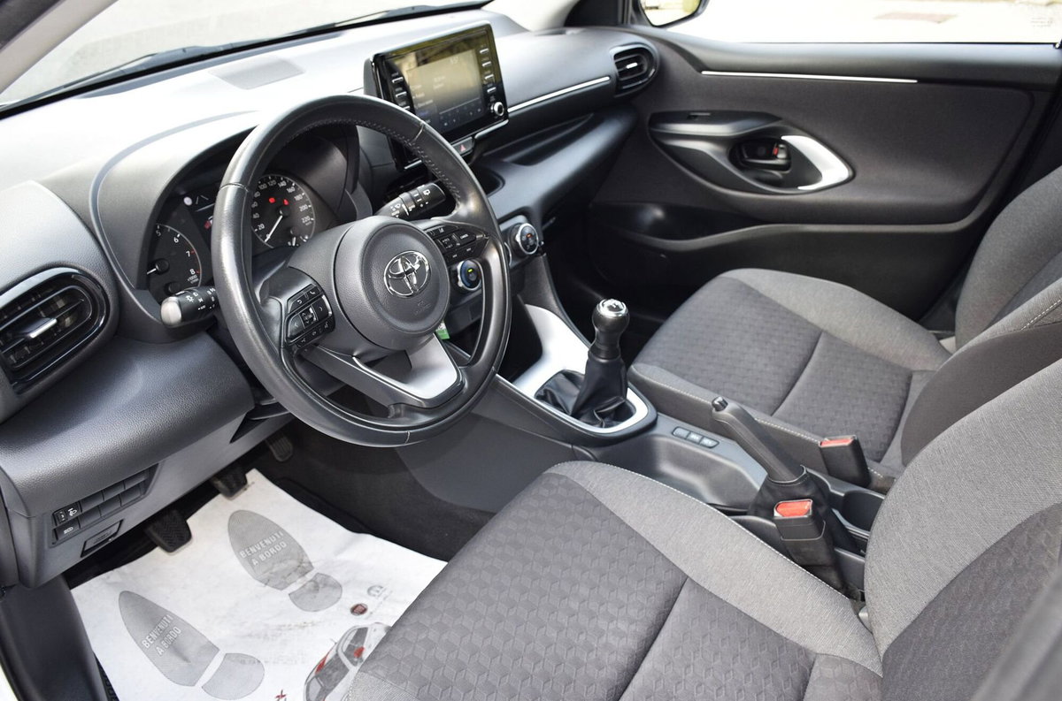 Toyota Yaris 1.0 5 porte Active (16)