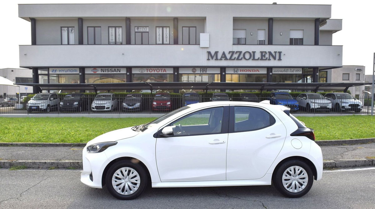 Toyota Yaris 1.0 5 porte Active (2)