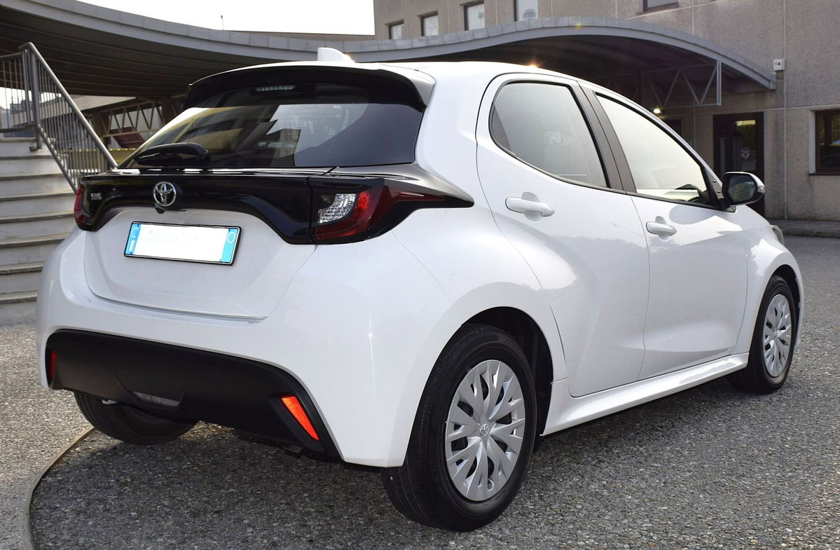 Toyota Yaris 1.0 5 porte Active (6)