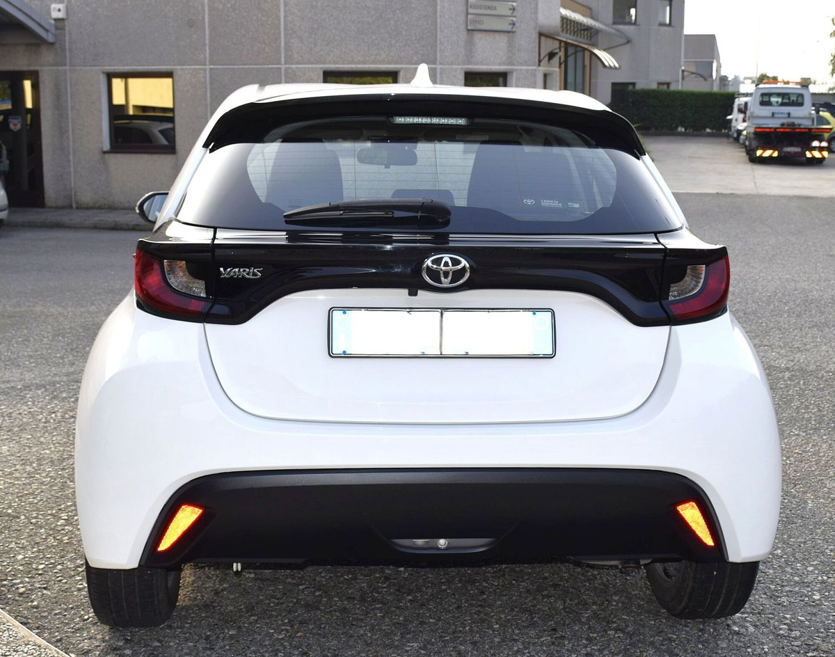 Toyota Yaris 1.0 5 porte Active (7)