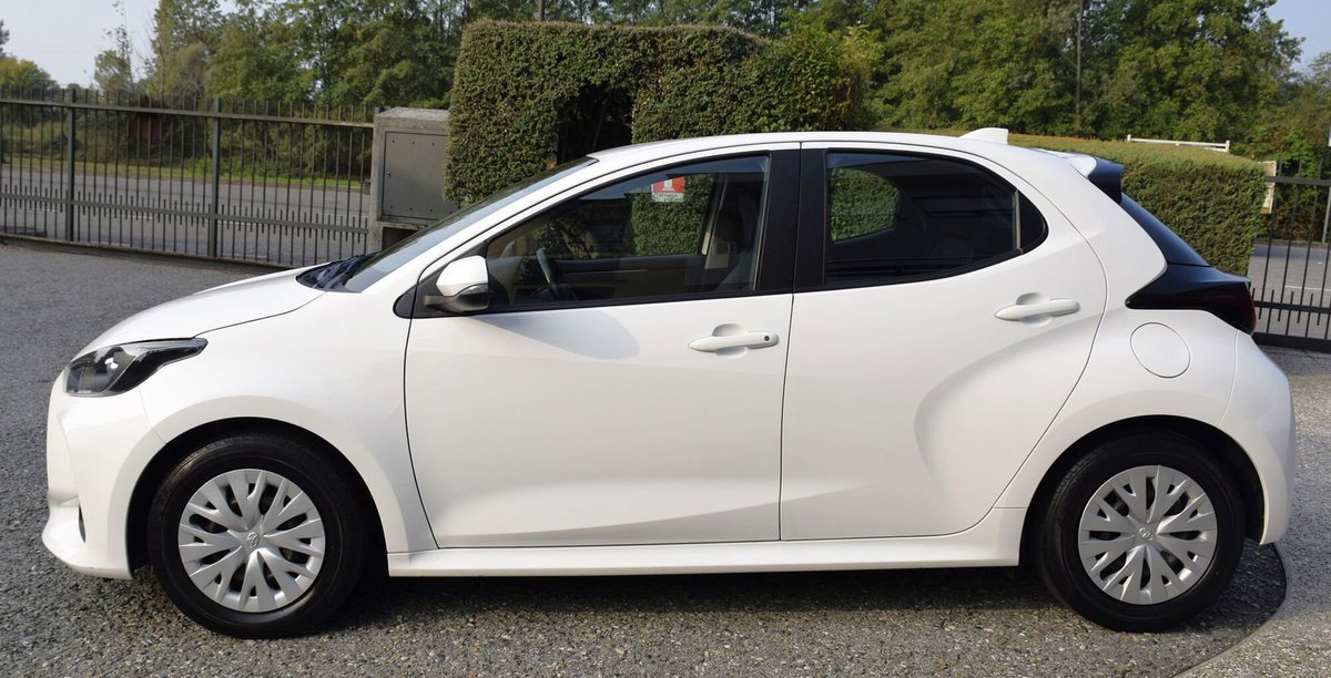 Toyota Yaris 1.0 5 porte Active (9)