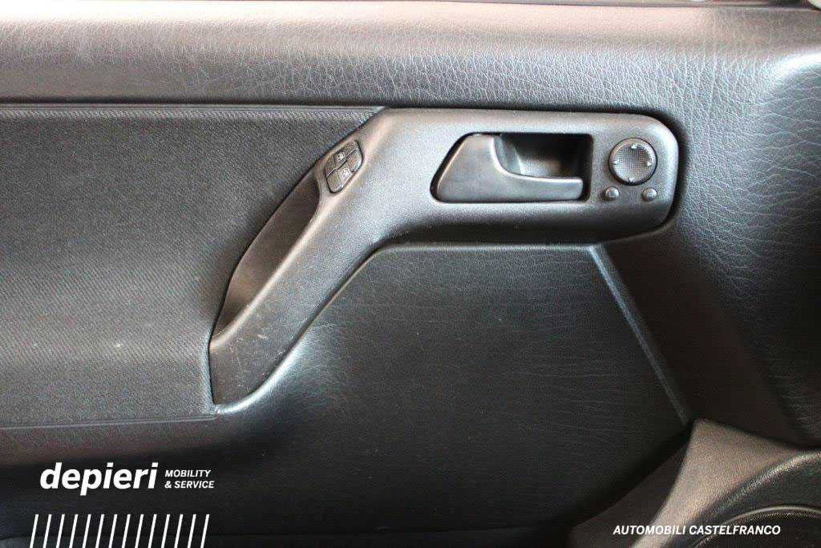 Volkswagen Golf 2.0 16V cat 5p GTI 20 Years Edition (13)
