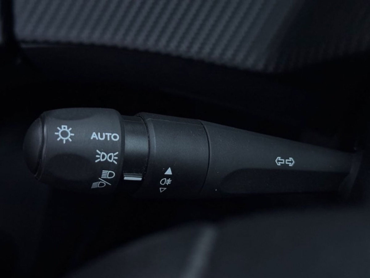 Peugeot 2008 PureTech 100 S&S Allure (16)