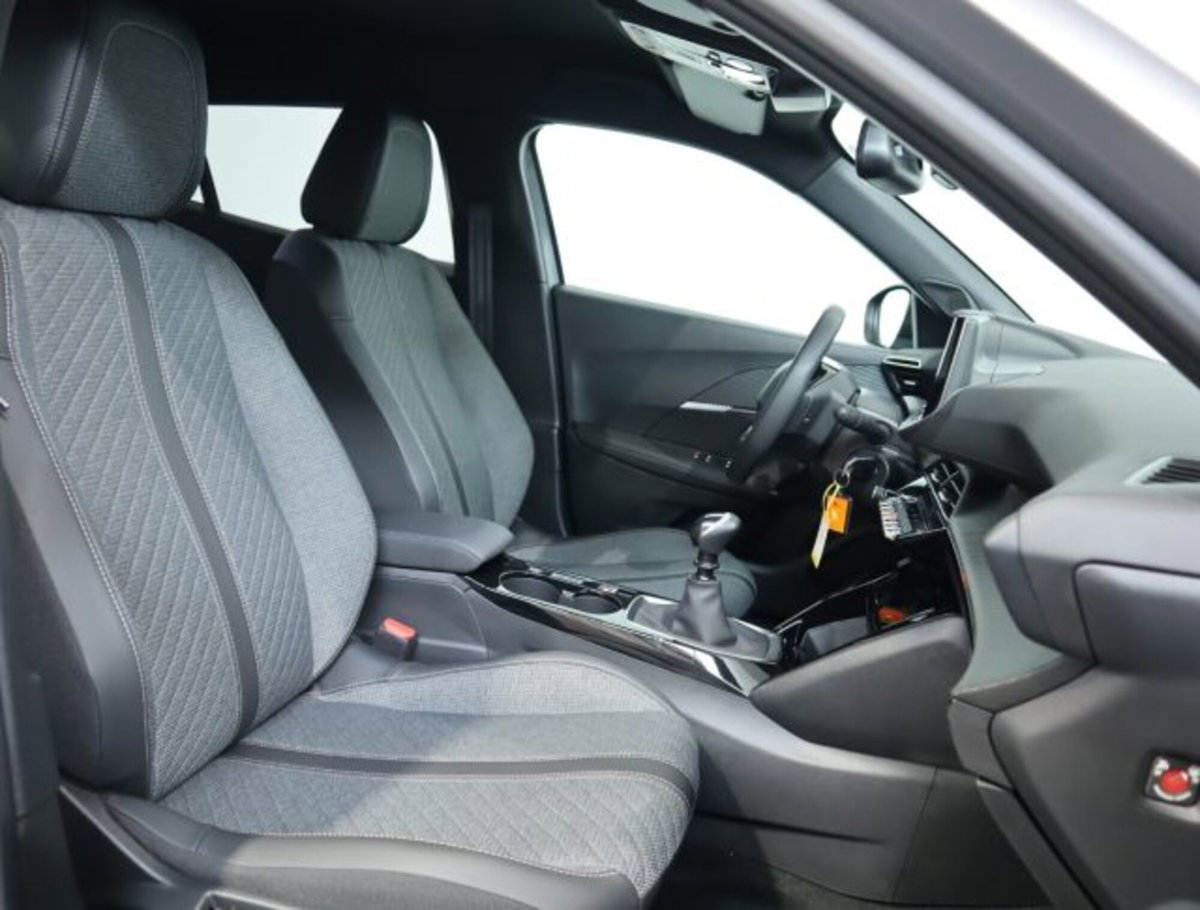 Peugeot 2008 PureTech 100 S&S Allure (11)