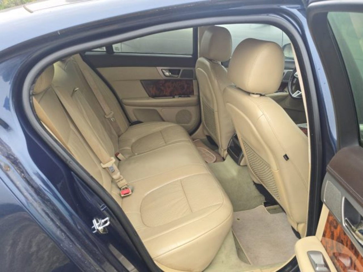 Jaguar XF 2.7D V6 Premium Luxury (11)