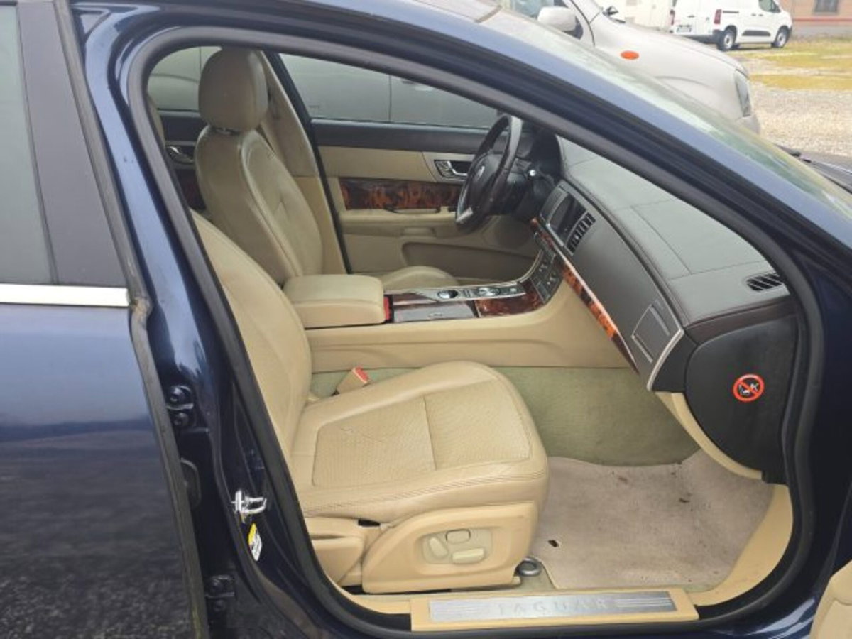 Jaguar XF 2.7D V6 Premium Luxury (12)