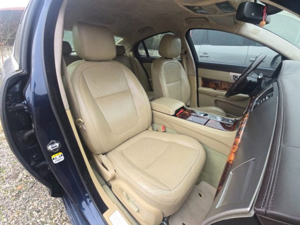 Jaguar XF 2.7D V6 Premium Luxury (13)