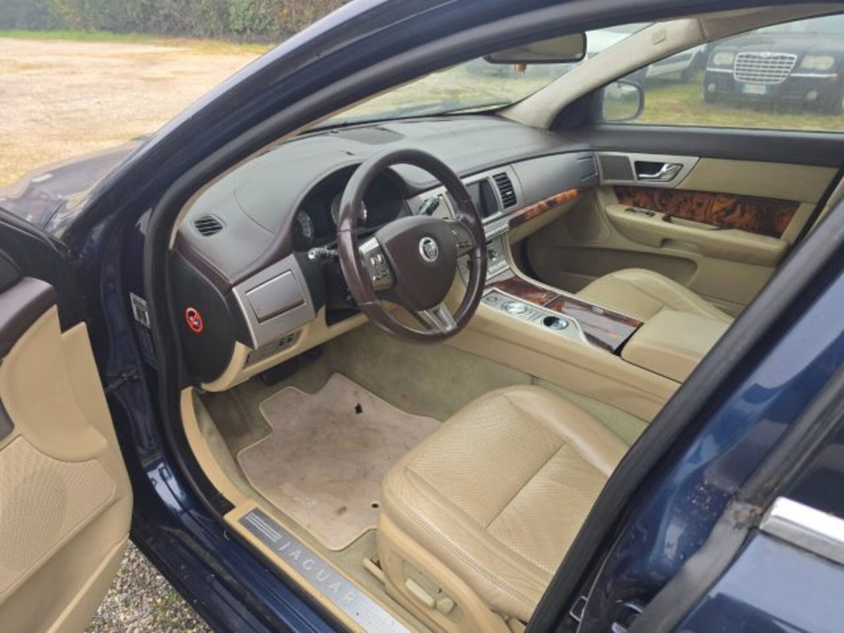 Jaguar XF 2.7D V6 Premium Luxury (3)