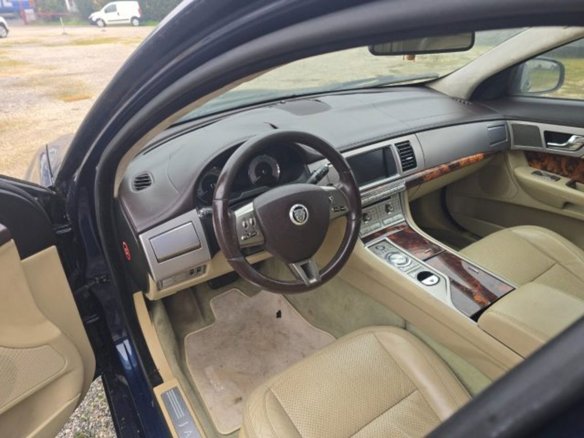 Jaguar XF 2.7D V6 Premium Luxury (4)