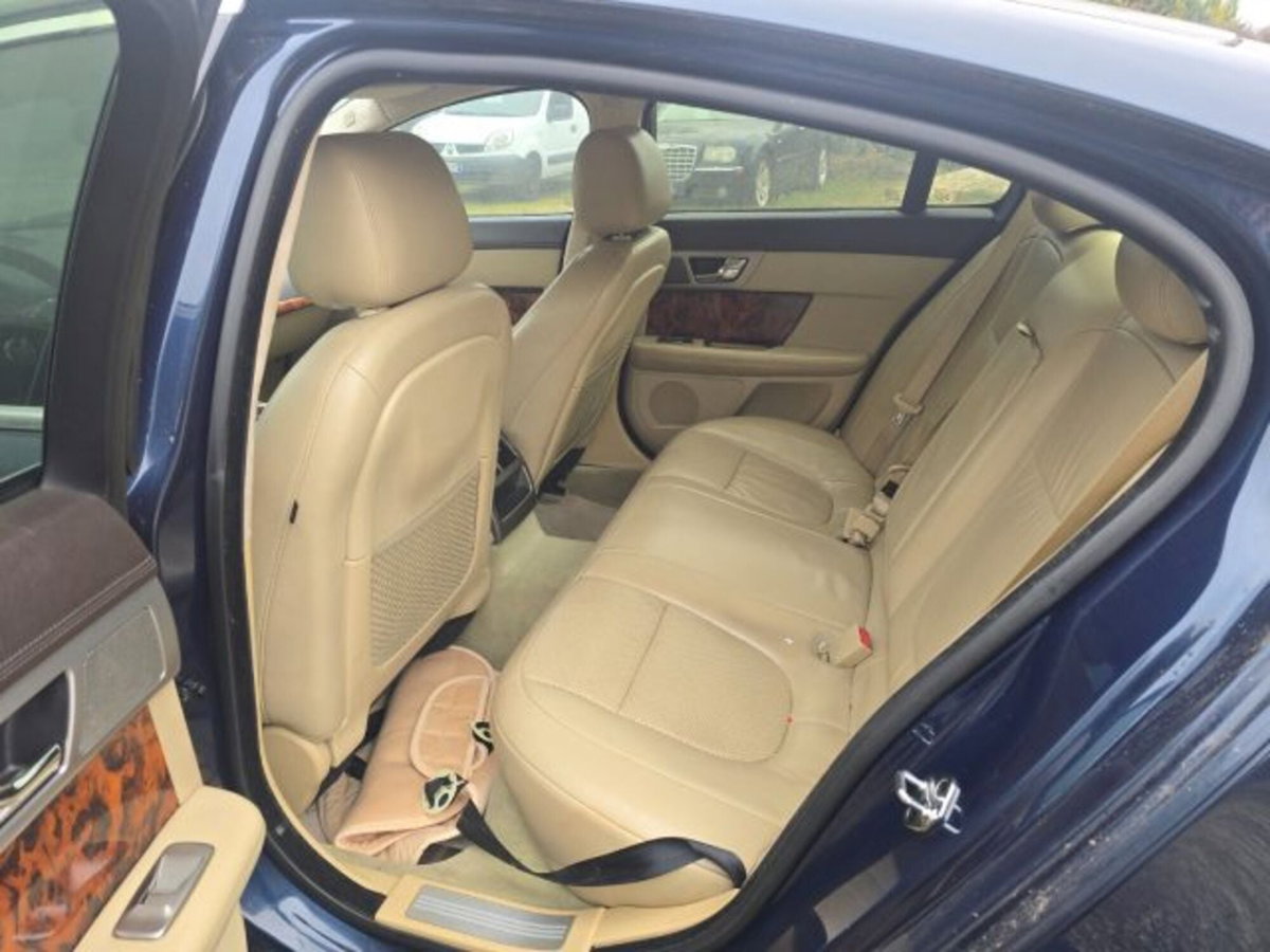 Jaguar XF 2.7D V6 Premium Luxury (6)