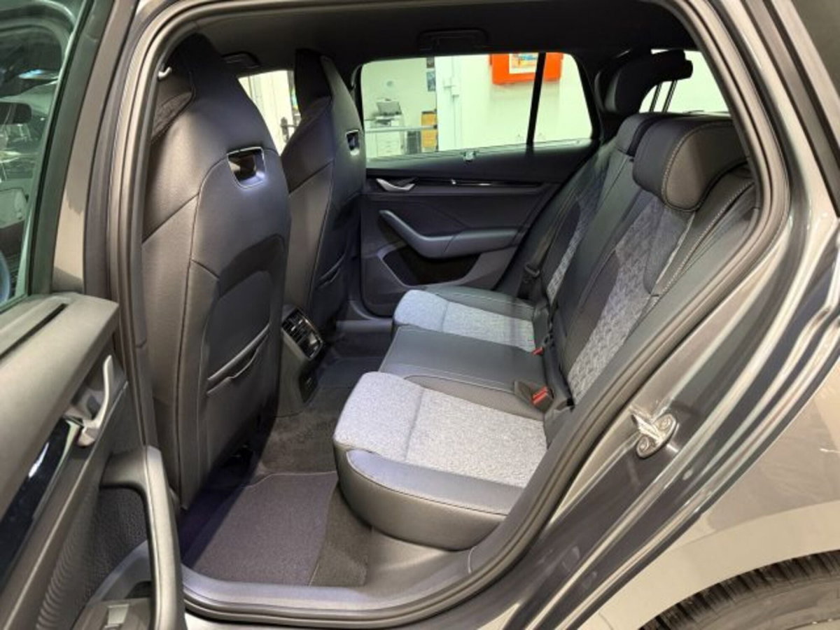 Skoda Octavia Station Wagon 2.0 tdi Sportline 150cv dsg (5)
