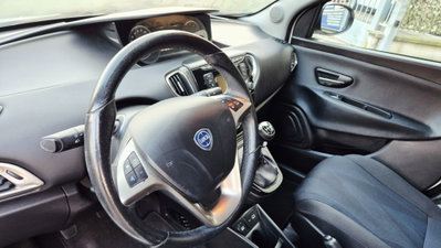 Lancia Ypsilon 1.0 FireFly 5 porte S&S Hybrid Ecochic Gold (9)