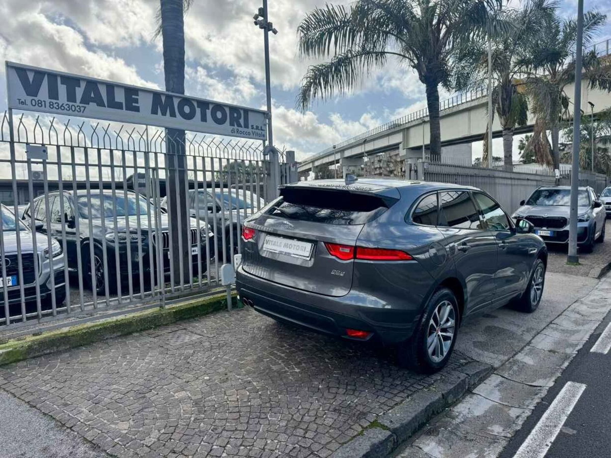 Jaguar F-Pace 2.0 D 180 CV R-Sport (10)