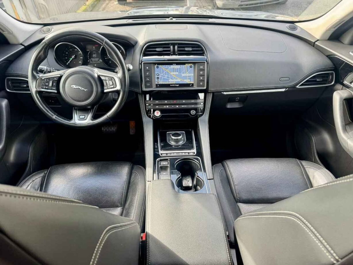Jaguar F-Pace 2.0 D 180 CV R-Sport (15)