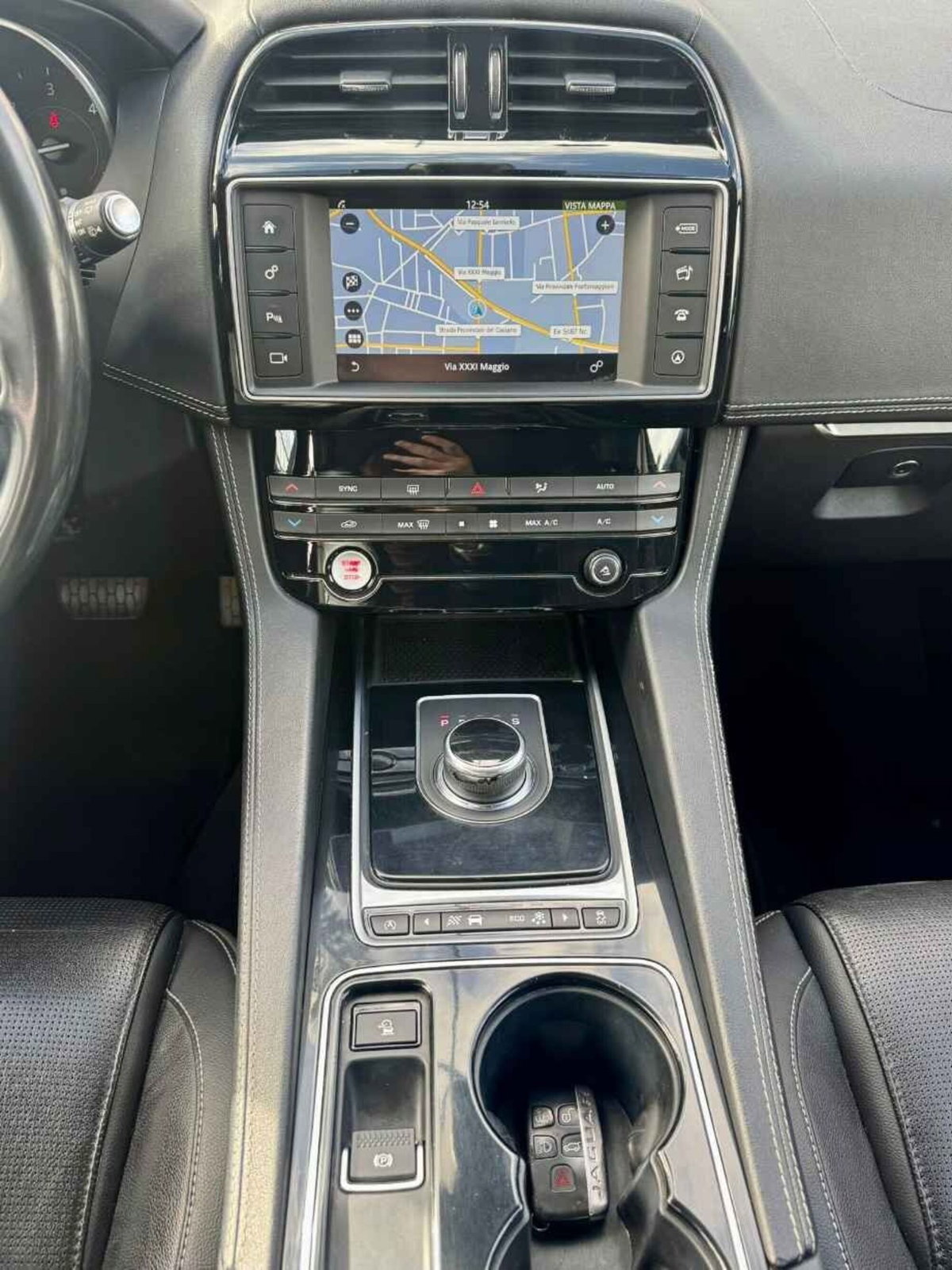 Jaguar F-Pace 2.0 D 180 CV R-Sport (16)