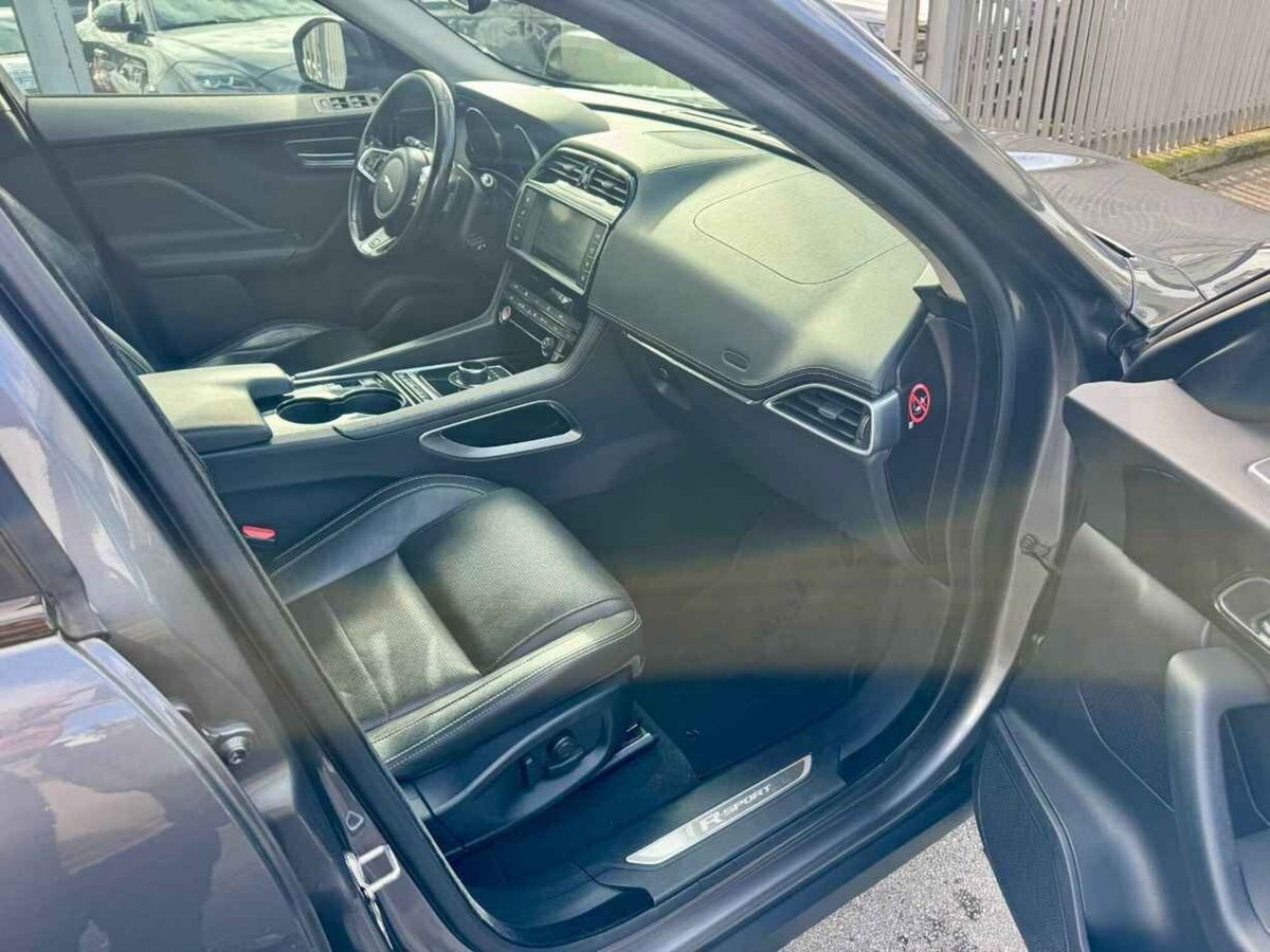 Jaguar F-Pace 2.0 D 180 CV R-Sport (17)