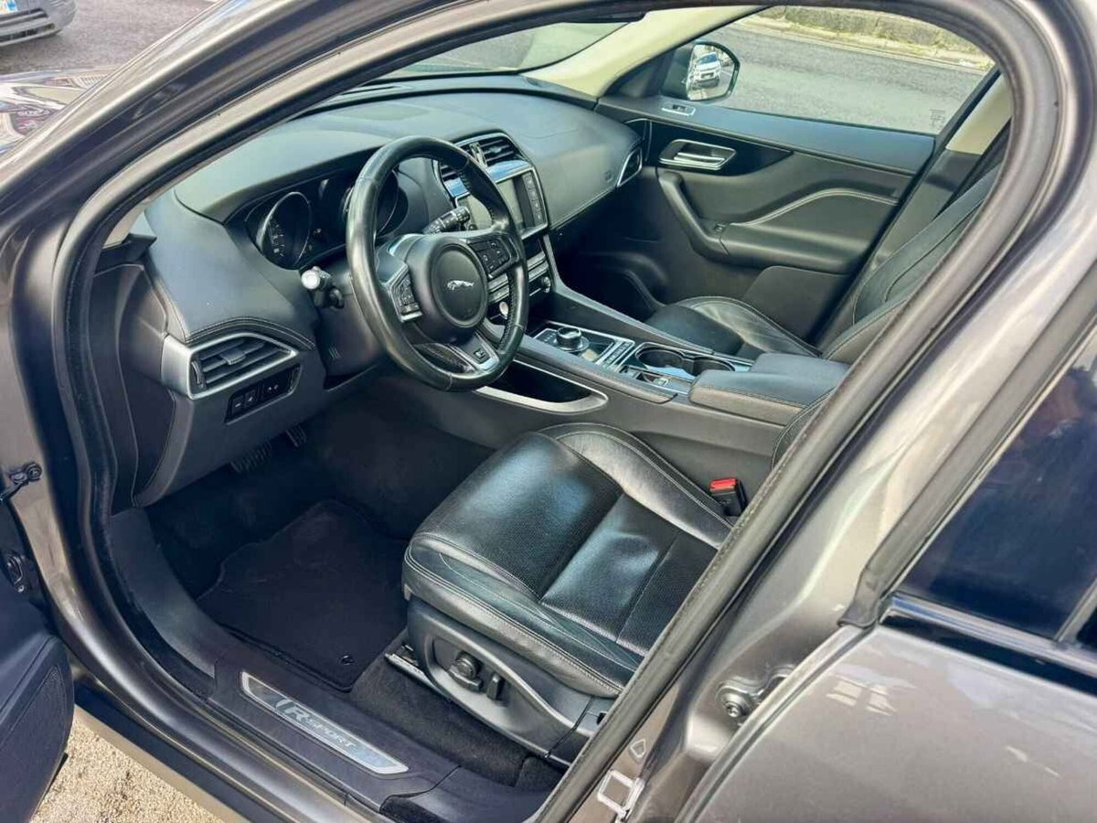 Jaguar F-Pace 2.0 D 180 CV R-Sport (18)