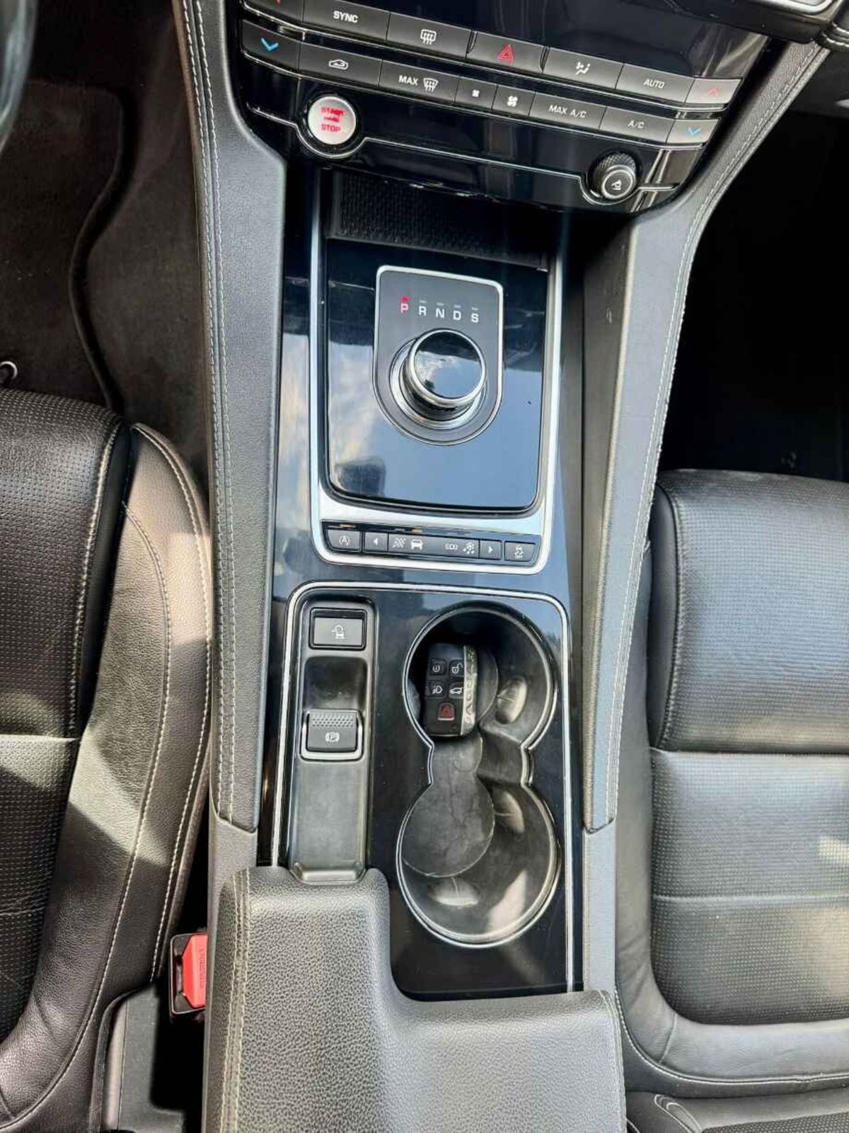 Jaguar F-Pace 2.0 D 180 CV R-Sport (19)