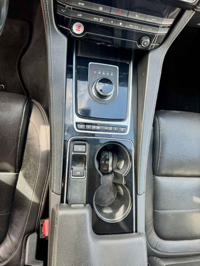 Jaguar F-Pace 2.0 D 180 CV R-Sport (19)
