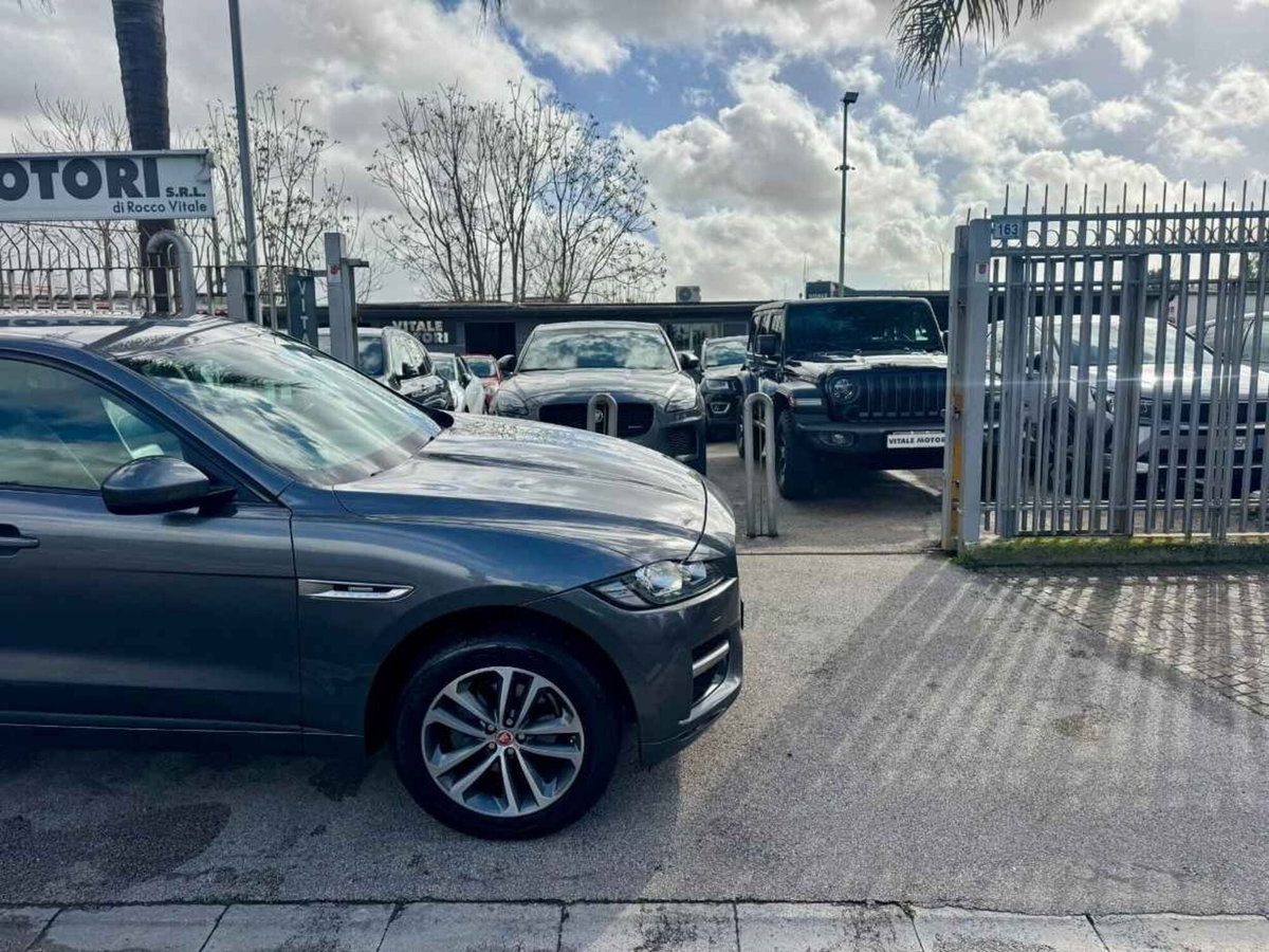 Jaguar F-Pace 2.0 D 180 CV R-Sport (7)