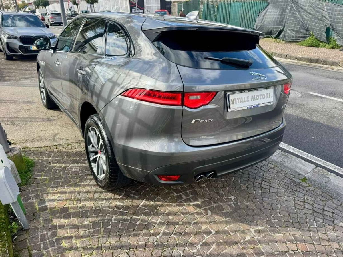 Jaguar F-Pace 2.0 D 180 CV R-Sport (8)