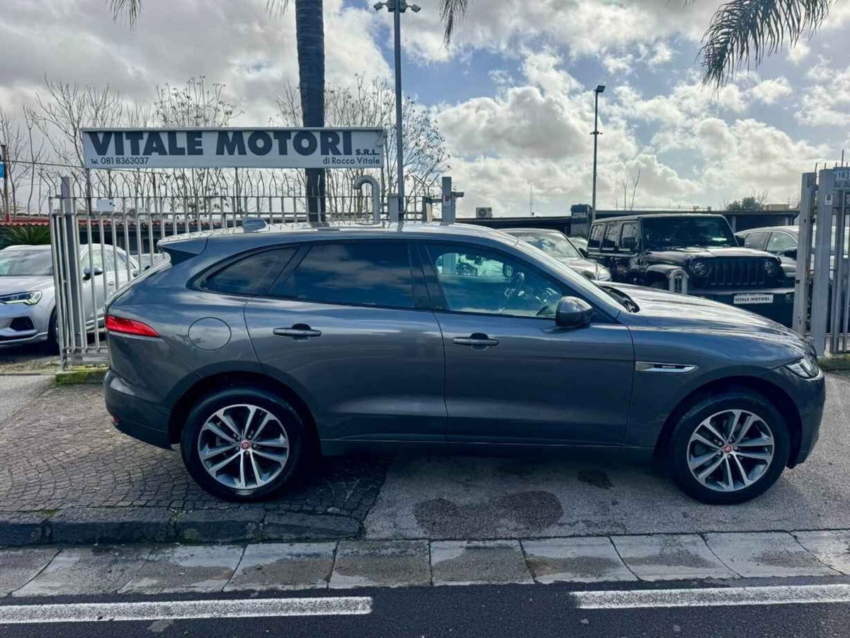 Jaguar F-Pace 2.0 D 180 CV R-Sport (9)