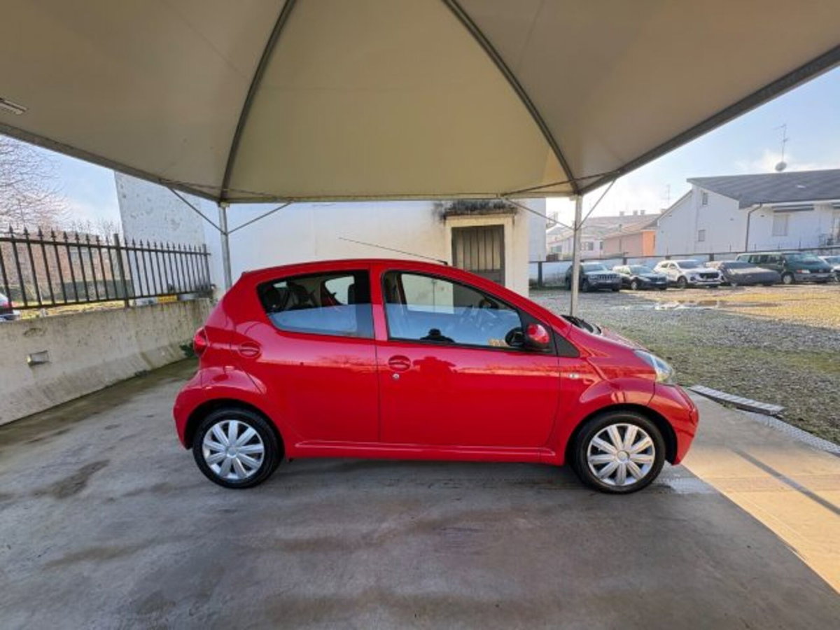 Toyota Aygo 1.0 12V VVT-i 5 porte (7)