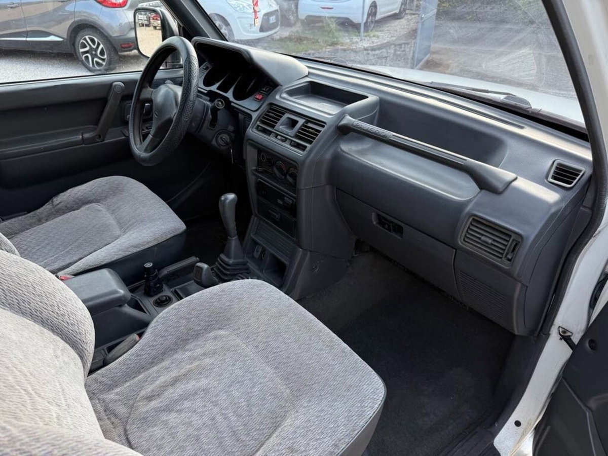Mitsubishi Pajero 2.5 TDI GLX (11)