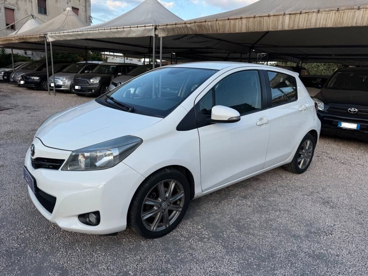 Toyota Yaris 1.D-4D 5 porte Style (2)