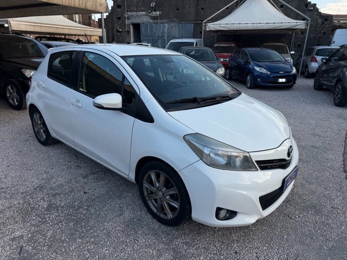 Toyota Yaris 1.D-4D 5 porte Style (4)