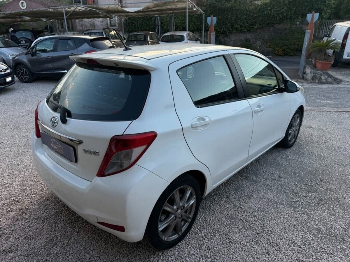Toyota Yaris 1.D-4D 5 porte Style (5)