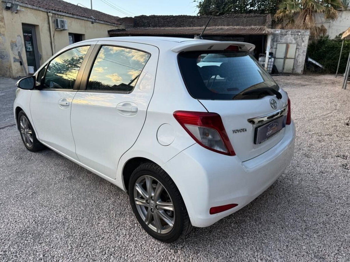 Toyota Yaris 1.D-4D 5 porte Style (6)