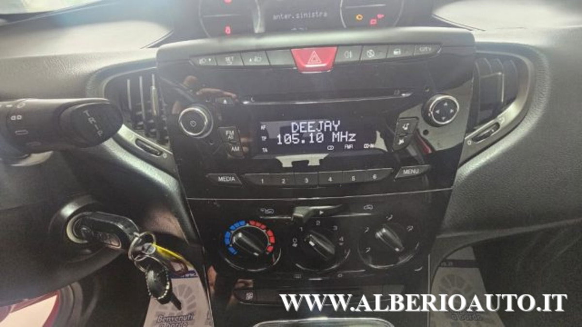 Lancia Ypsilon 1.2 69 CV 5 porte Gold (16)