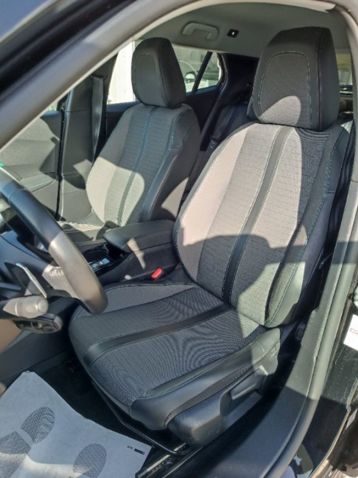 Peugeot 2008 BlueHDi 130 S&S EAT8 Allure Pack (15)
