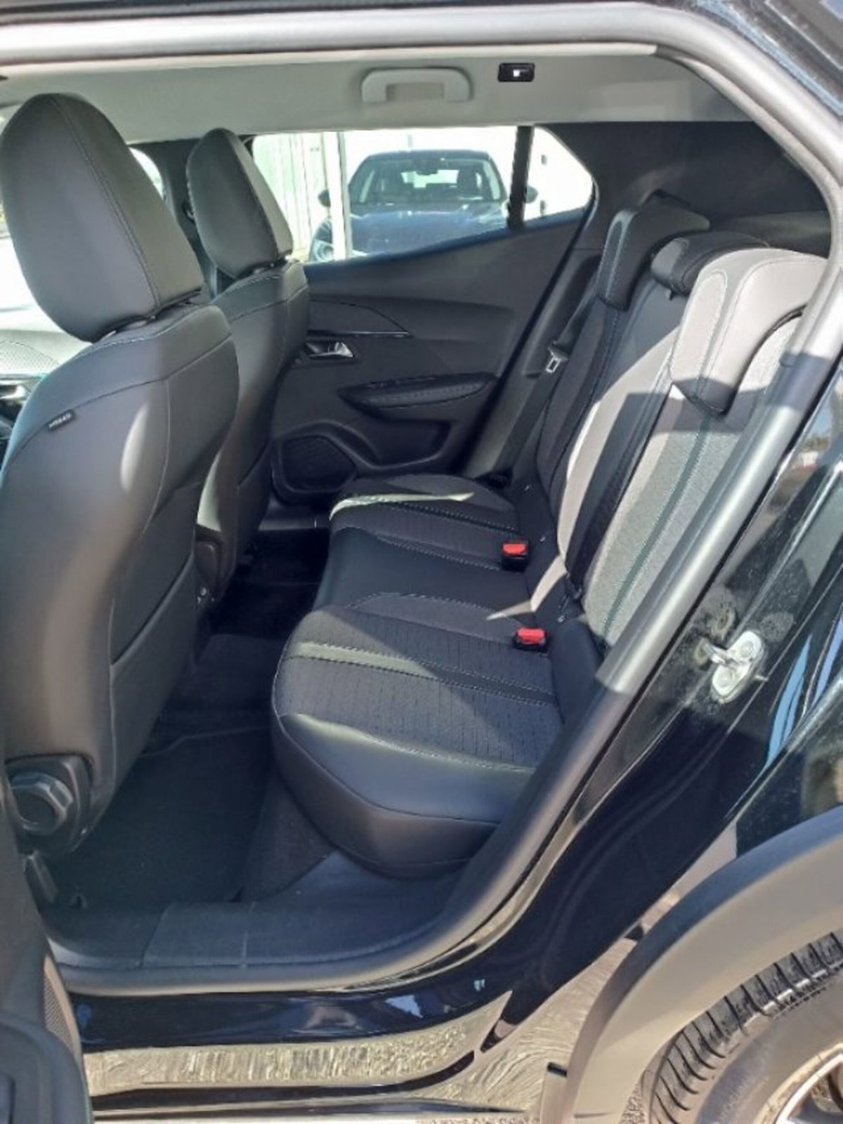 Peugeot 2008 BlueHDi 130 S&S EAT8 Allure Pack (17)