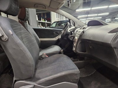 Toyota Yaris 1.3 3 porte (10)