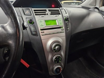 Toyota Yaris 1.3 3 porte (12)