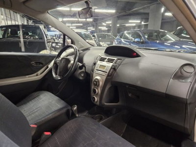 Toyota Yaris 1.3 3 porte (9)