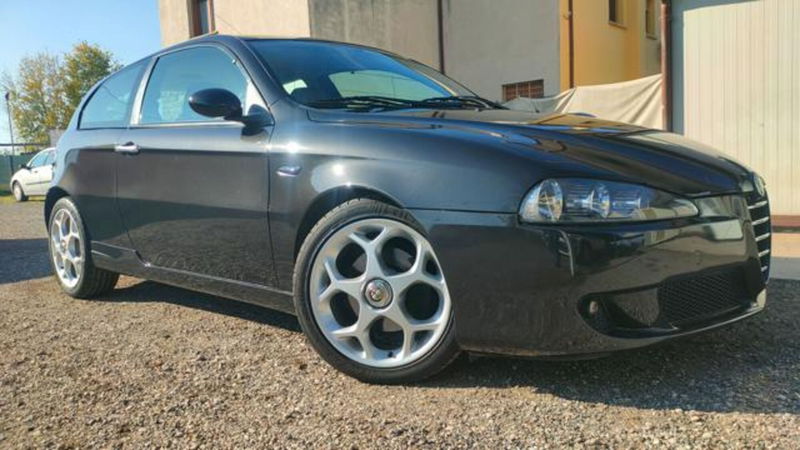Alfa Romeo 147 2.0i 16V Twin Spark cat 3p. Distinctive