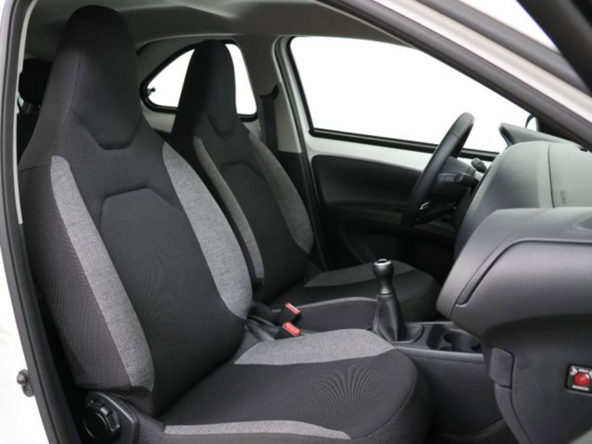 Toyota Aygo X 1.0 Lounge 72cv (11)