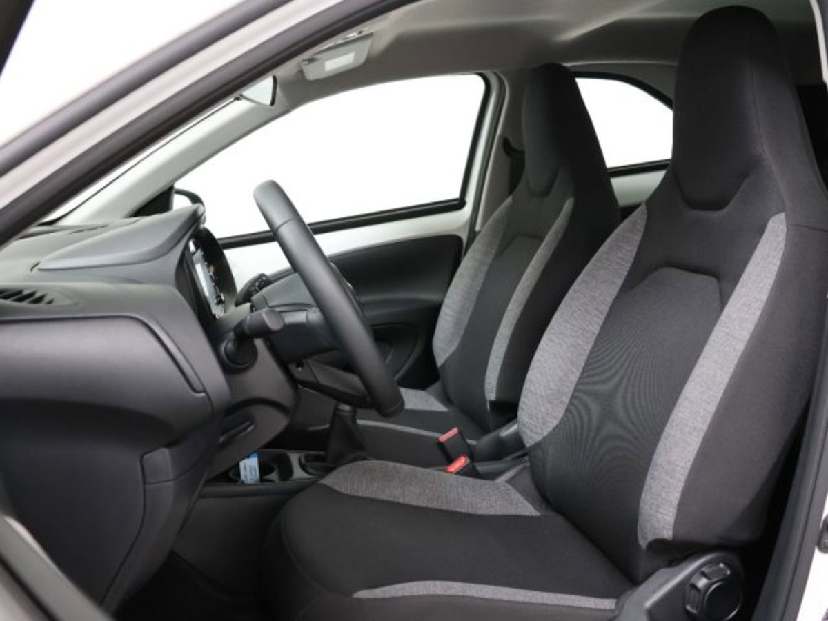 Toyota Aygo X 1.0 Lounge 72cv (8)